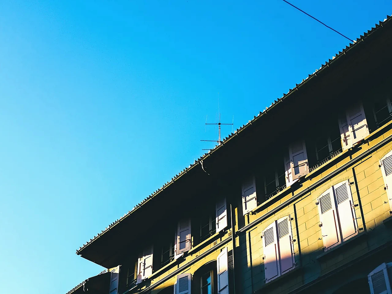 Dach- und Fassadendetail eines Wohnhauses